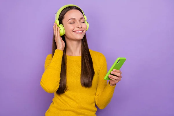 Foto de joven bonita dama disfrutar de auriculares de sonido uso de sueño móvil aislado sobre fondo de color púrpura — Foto de Stock