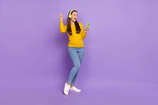 Foto de corpo inteiro da menina se divertir dança desfrutar ritmo fones de ouvido som móvel isolado sobre cor roxa fundo — Fotografia de Stock