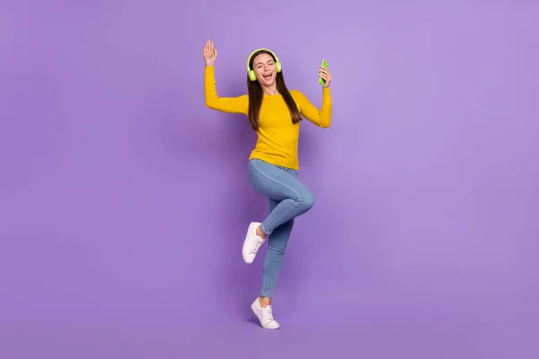 Πλήρης φωτογραφία του σώματος της νεολαίας κορίτσι απολαμβάνουν ρυθμό ραδιόφωνο μελωδία κρατήσει κινητό τηλέφωνο απομονωμένο πάνω από μωβ φόντο χρώμα — Φωτογραφία Αρχείου