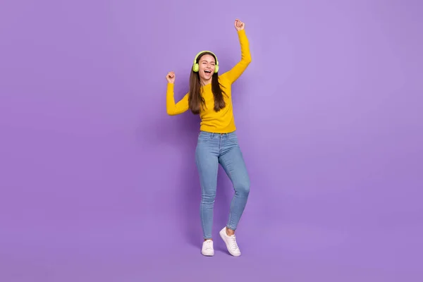 Foto de tamaño completo de la joven excitada chica disfrutar clubber tiempo libre pasar el rato aislado sobre fondo de color púrpura — Foto de Stock