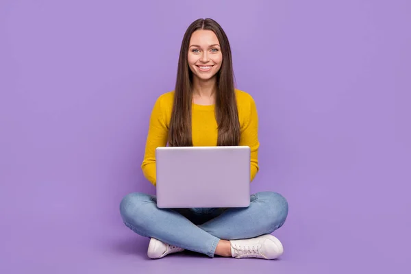 Full length photo of young girl sit floor use laptop type report manager izolowane ponad fioletowy kolor tła — Zdjęcie stockowe