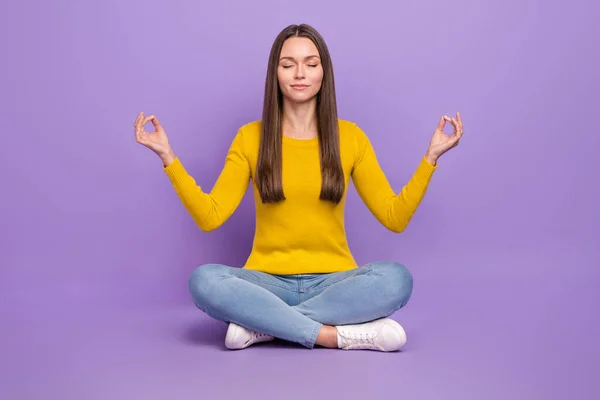 Foto de cuerpo completo de niña sentarse piso sueño meditar tranquilo relajarse aislado sobre fondo de color violeta —  Fotos de Stock