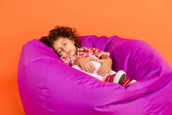 Piena lunghezza foto di dormire bambina bruna dormire indossare camicia pantaloni scarpe isolate su sfondo di colore arancione — Foto Stock