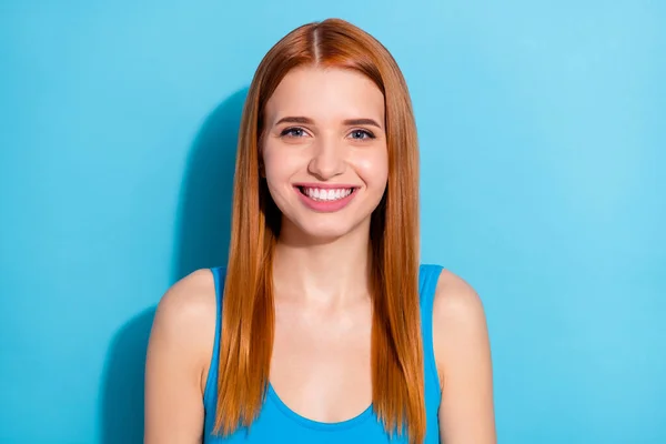 Foto de encantador doce jovem usar top singlet sorrindo isolado azul cor de fundo — Fotografia de Stock
