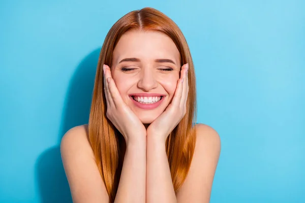 Foto retrato vermelho cabelos mulher vestindo roupas casuais sorrindo sonhador overjoyed isolado pastel azul cor de fundo — Fotografia de Stock