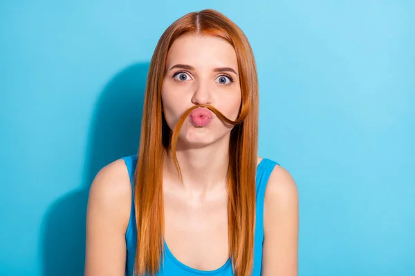 Photo portrait femme aux cheveux rouges portant tenue décontractée moustache moustachu moustache isolée fond bleu pastel — Photo