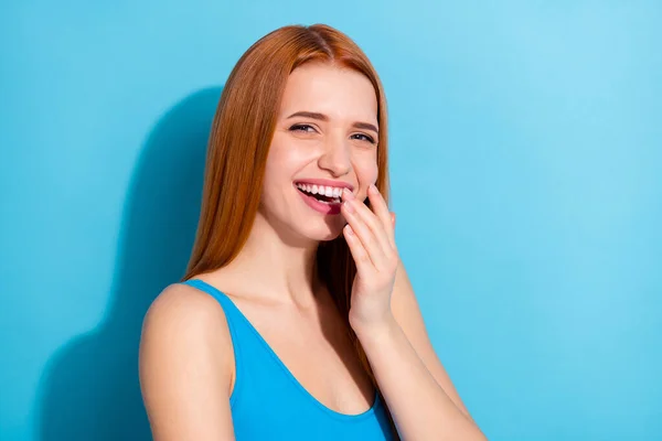 Portré vonzó vidám lány nevetés szórakozás 1 Április elszigetelt felett élénk kék színű háttér — Stock Fotó