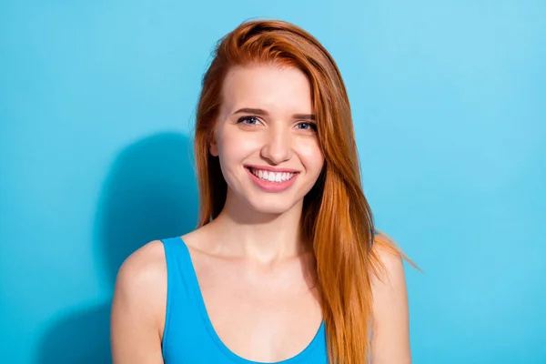 Retrato de agradável atraente alegre menina brilhar cabelo vermelho isolado sobre fundo de cor azul brilhante — Fotografia de Stock