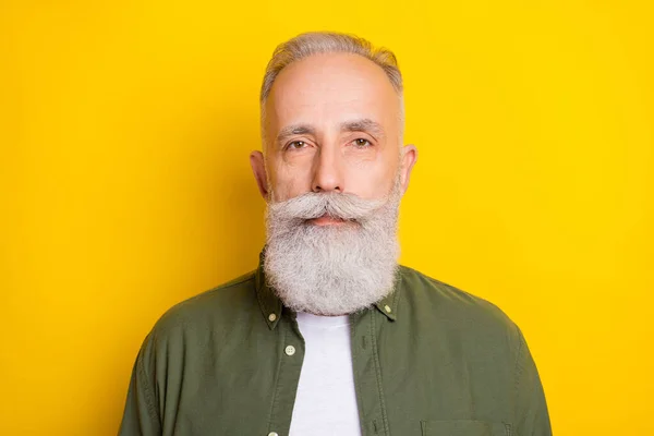 Foto ritratto di uomo anziano alla ricerca di spazio vuoto riflessivo isolato vivido colore giallo sfondo — Foto Stock