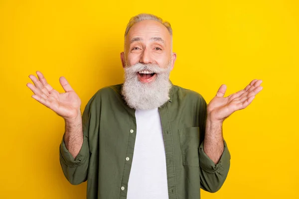 Photo portrait of senior man laughing amazed in casual clothes isolated on vivid yellow color background — Stock Photo, Image