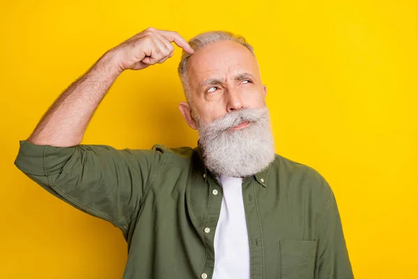 Foto portrét staršího muže hledá prázdný prostor přemýšlet o myšlence izolované jasně žluté barvy pozadí — Stock fotografie