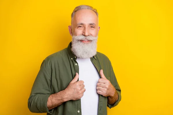 Foto retrato del anciano sonriendo usando camisa verde aislado vívido color amarillo fondo —  Fotos de Stock