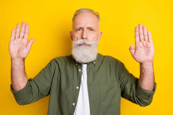 Portrait photo de l'homme aîné sérieux montrant stop assez signe avec les mains isolé couleur jaune vif arrière-plan — Photo