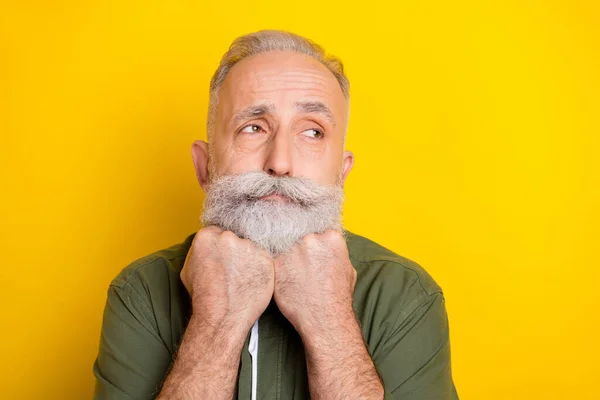 Foto retrato de un hombre mayor que mira copyspace reflexivo triste aislado brillante color amarillo fondo — Foto de Stock