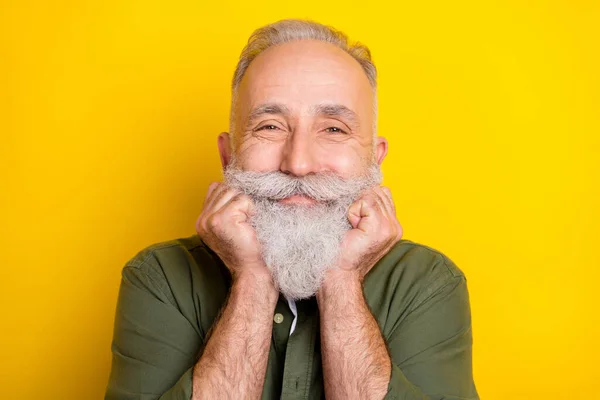 Foto retrato de hombre mayor en camisa verde sonriendo alegremente aislado color amarillo brillante fondo — Foto de Stock