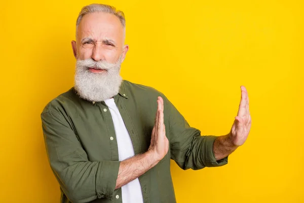 Retrato fotográfico del abuelo negándose a decir stop aislado vibrante color amarillo fondo — Foto de Stock