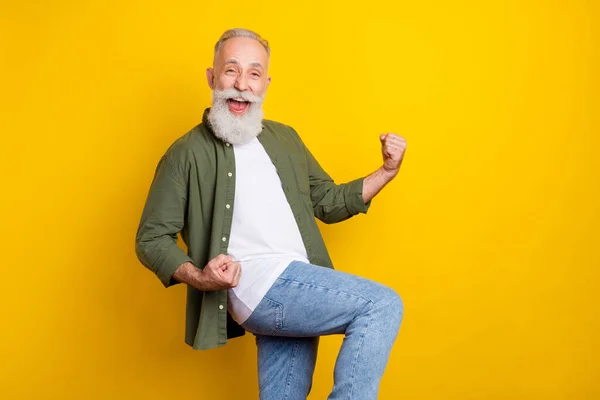 Zdjęcie portret dziadka uśmiechnięty szczęśliwy gest jak zwycięzca izolowane żywy żółty kolor tło z copyspace — Zdjęcie stockowe