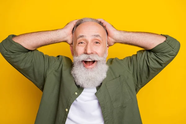 Foto portrét dědečka udržet hlavu usmívající se ohromen izolované zářivé žluté barvy pozadí — Stock fotografie