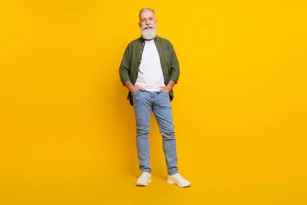 Longitud completa tamaño del cuerpo foto del hombre mayor sonriente alegre usando elegante traje aislado vibrante color amarillo fondo —  Fotos de Stock