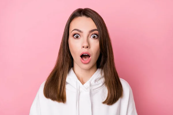 Foto van vrij onder de indruk jonge dame dragen witte hoodie grote ogen open mond geïsoleerde roze kleur achtergrond — Stockfoto