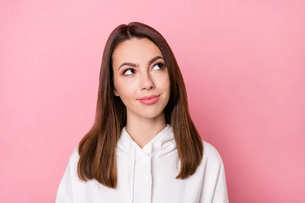 Portret van aantrekkelijke minded nieuwsgierig meisje overdenken het maken van beslissing geïsoleerd over roze pastel kleur achtergrond — Stockfoto