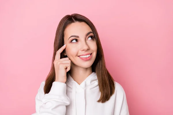 若い陽気な女の子の写真幸せな正の笑顔の指のタッチ頭はパステルカラーの背景に隔離された考えを考えます — ストック写真