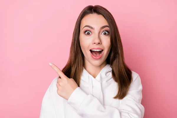 Foto van jong meisje gelukkig positieve glimlach geven vinger lege ruimte selecteren suggereren korting geïsoleerd over roze kleur achtergrond — Stockfoto