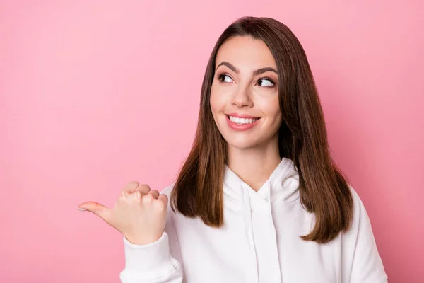 Foto av ung flicka glad positiv leende utseende indikerar tumme tomt utrymme promo bestämma valet isolerad över rosa färg bakgrund — Stockfoto