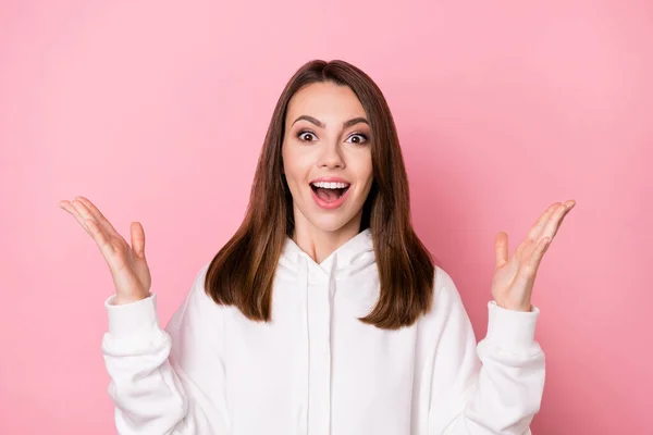 Retrato de atractiva chica afortunada alegre sorprendida buena noticia reacción venta aislado sobre fondo de color pastel rosa —  Fotos de Stock