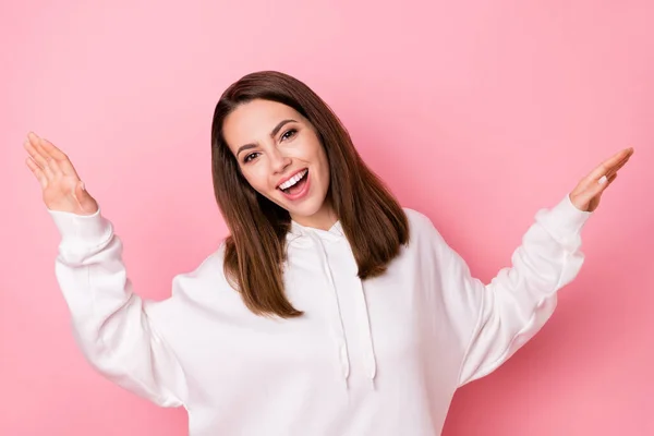 Foto de alegre mujer joven feliz desgaste casual sudadera con capucha blanca sonrisa disfrutar aislado en el fondo de color rosa —  Fotos de Stock