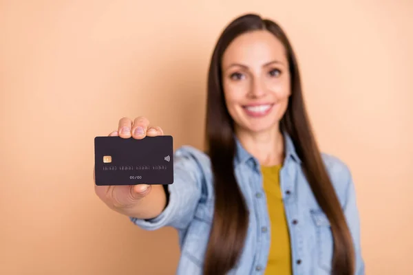 Närbild foto kvinna reklam produkt visar kreditkort rekommendation isolerad på beige färg bakgrund — Stockfoto