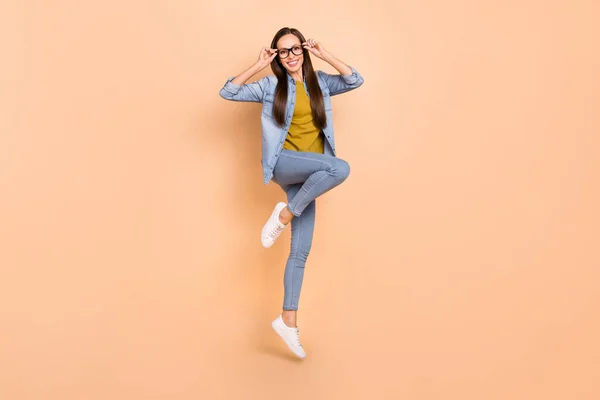 Pełnowymiarowe zdjęcie uśmiechniętej bizneswoman beztroski skoków czas wolny relaks odizolowany na beżowym tle koloru — Zdjęcie stockowe