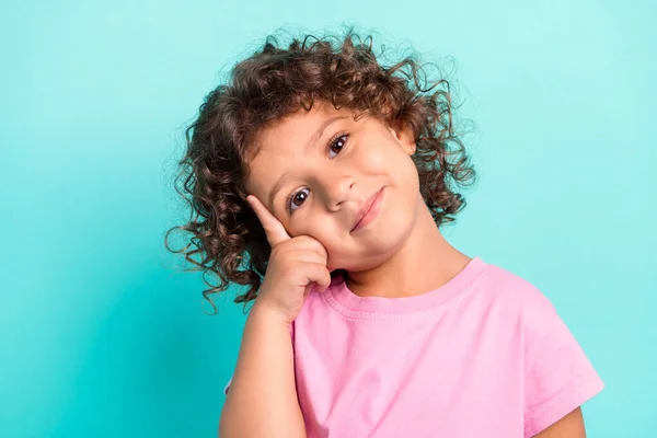 Фото молодой маленькой латиноамериканки счастливая положительная улыбка палец касание головы изолированы на бирюзовом фоне цвета — стоковое фото