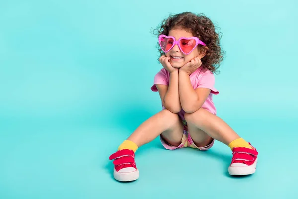 Retrato de menina alegre atraente vestindo grandes especificações funky pensando espaço cópia isolado sobre brilhante teal turquesa cor de fundo — Fotografia de Stock