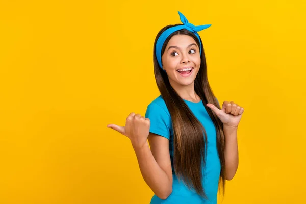Profiel zijkant foto van jeugd vrolijke dame indciate vingers lege ruimte advertenties suggereren korting geïsoleerd over gele kleur achtergrond — Stockfoto