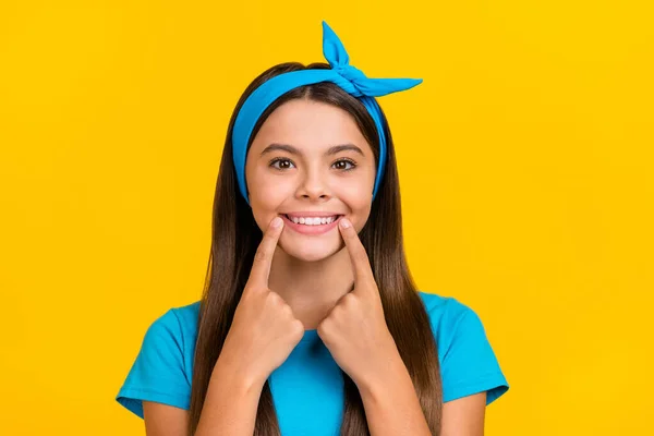 Foto di giovane signora allegra indicano denti dita cura orale clinica isolato su sfondo di colore giallo — Foto Stock