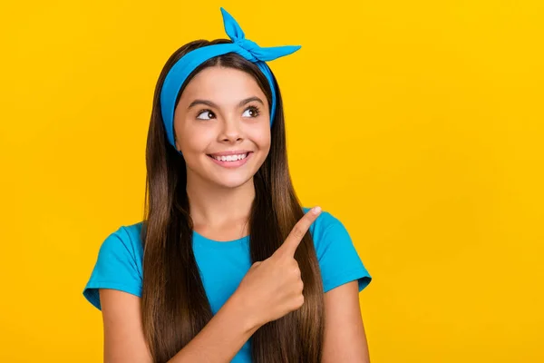 Foto de menina olhar indciate espaço vazio dedo recomendar proposição aconselhar isolado sobre fundo de cor amarela — Fotografia de Stock