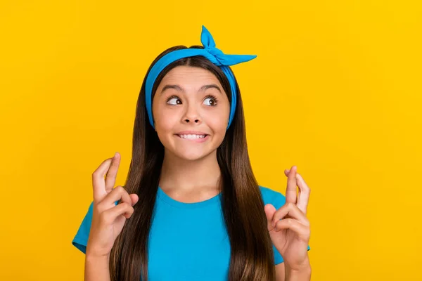 若いです美しい女の子の好奇心見空のスペース願い運pleading絶縁上の黄色の色の背景 — ストック写真