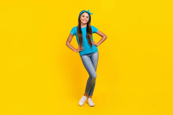 Fotografie de dimensiune completă a fetei tinere atractive poartă haine casual în picioare izolate pe fundal de culoare galbenă — Fotografie, imagine de stoc