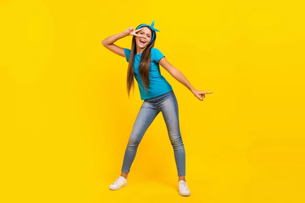 Volledige lengte foto van jong opgewonden meisje goed humeur dansen show vingers vrede v-symbool geïsoleerd over gele kleur achtergrond — Stockfoto
