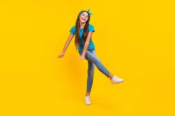 Full body foto van jong mooi meisje hebben plezier dans speelse zorgeloos disco geïsoleerd over geel kleur achtergrond — Stockfoto