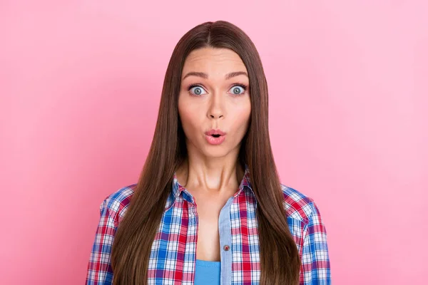 Fotografie dojem bruneta mladá dáma vzhled nosit kostkované tričko izolované na pastelové růžové pozadí — Stock fotografie