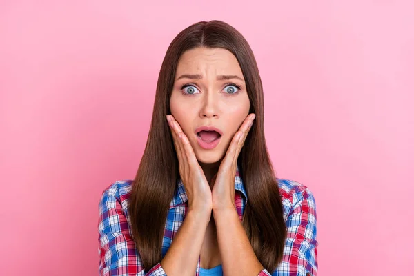 Foto von traurigen Brünette Millennial Dame schreien tragen kariertes Hemd isoliert auf pastellrosa Hintergrund — Stockfoto