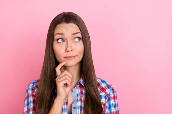 Foto de la insegura morena millennial lady look espacio vacío desgaste camisa azul aislado sobre fondo de color rosa pastel —  Fotos de Stock