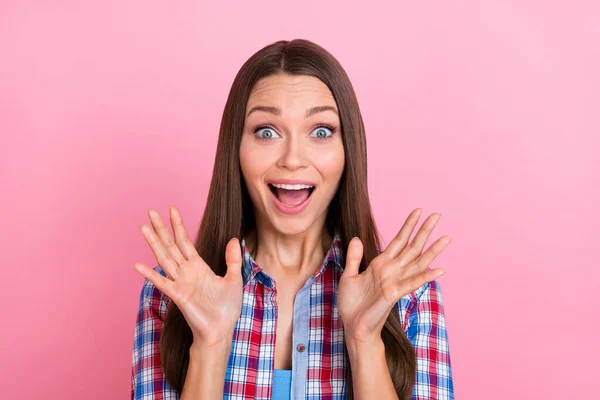 Foto di impressionato bruna giovani braccia donna fino indossare camicia blu isolato su sfondo di colore rosa pastello — Foto Stock