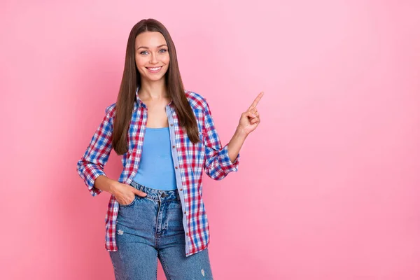 Фото прохладной брюнетки Millennial леди идекс пустое пространство носить синие джинсы красная рубашка изолированы на пастельно-розовый цвет фона — стоковое фото