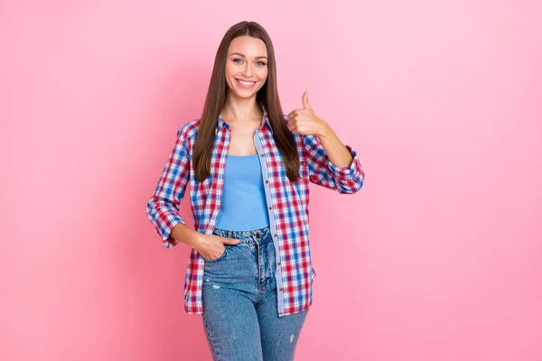 Foto di bella bruna giovane signora mostra pollice su usura blu rosso camicia jeans isolato su sfondo rosa pastello — Foto Stock