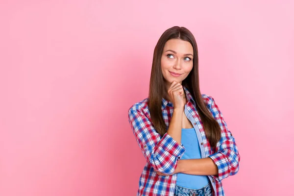 Foto av tänkande brunett ung dam ser promo bära blå röd skjorta isolerad på pastell rosa färg bakgrund — Stockfoto