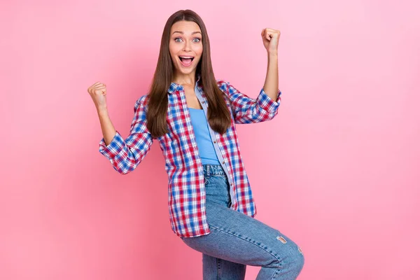 Foto di hooray bruna millenario signora mani pugni urlare indossare blu camicia rossa isolato su sfondo di colore rosa pastello — Foto Stock