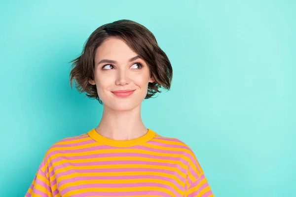 Retrato de atraente alegre inteligente menina de mente feminina pensando espaço cópia isolado sobre brilhante teal turquesa cor de fundo — Fotografia de Stock